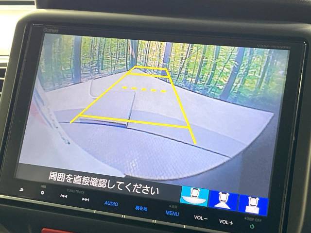 【バックカメラ】駐車時に後方がリアルタイム映像で確認できます。大型商業施設や立体駐車場での駐車時や、夜間のバック時に大活躍！運転スキルに関わらず、今や必須となった装備のひとつです！