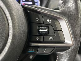 【全車速追従機能付クルーズコントロール】高速道路での長距離走行が楽に！！自動で速度を保つクルーズコントロールが、衝突軽減システムと連携し、前方の車両を感知して車間を保つように速度調節してくれます！！