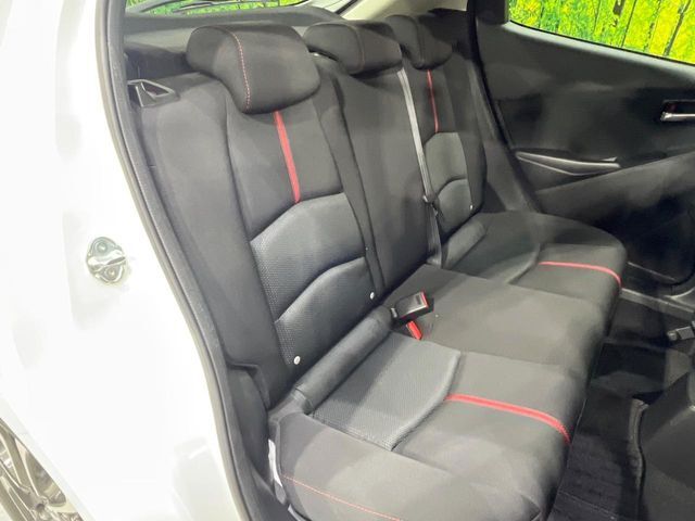 後部座席も気になるようなキズ・汚れやへたり等、大きなダメージはなく、良好な状態です。