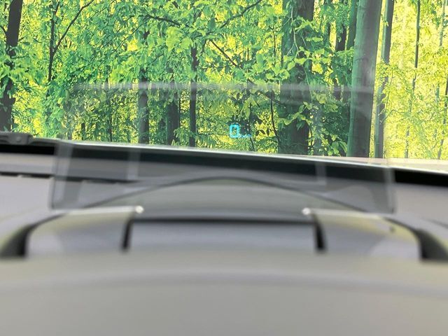 【ヘッドアップディスプレイ】現在の速度や走行情報をデジタル表示で運転席前方のガラスに投影！運転中、目線をずらさず必要な情報を確認できるのでとっても便利で安心！