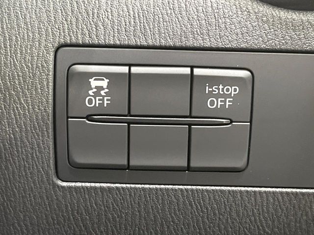 【アイドリングストップ】赤信号や渋滞で停車した際にエンジンを停止し、無駄な燃料の消費を抑えます。燃費向上や環境保護につなげる機能♪エンジンはブレーキを離せば再始動します。