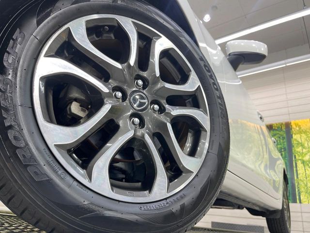 【純正アルミホイール】デザイン性の高い純正アルミホイールを装着しております。各種社外アルミホイールや、スタッドレスタイヤも取扱いしております。是非ご相談ください♪