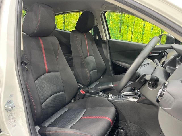 運転席シート廻りは使用感も少なく、良好な状態となっています。前オーナー様が丁寧に使っていたことがよくわかりますね。
