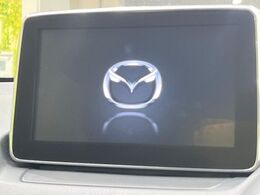 【マツダコネクトナビ】車内の雰囲気にマッチした一体型タイプのナビ。各種車輌設定やBluetooth再生等、様々な機能が楽しめます。直感的なダイヤル操作が可能で、使い勝手も良好です。
