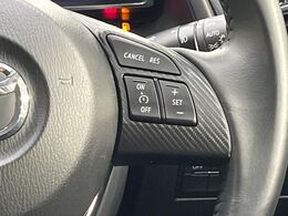 【クルーズコントロール】高速道路もラクラク走行。アクセルを離しても一定速度で走行ができ、長距離運転時の負担を軽減！加速・減速も簡単なスイッチ操作で調整できます。