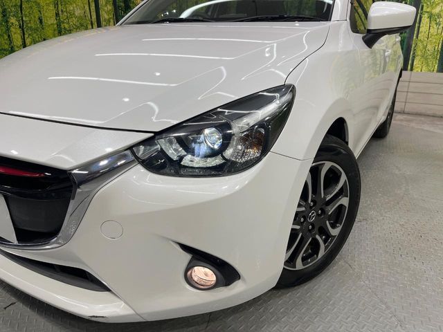 【LEDヘッドライト】悪天候や夜間走行時も良好な視界を確保し安心して運転できる高輝度LEDヘッドライトを装備！点灯速度が早く、消費電力も抑えられています。