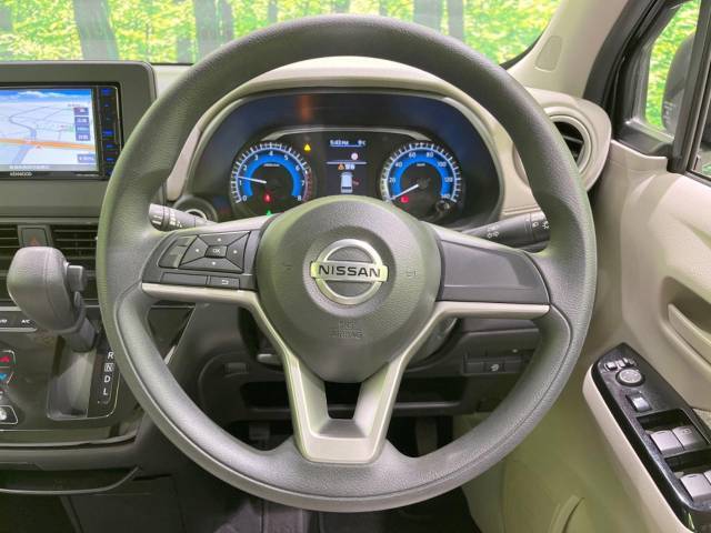 インテリアに合わせたデザインのステアリングは、運転される方のことも考え、運転しやすい形状、大きさです。是非一度、実際に触ってお確かめください。