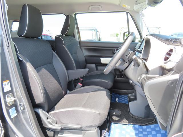 【フロントシート】インパネにシフトが付いているので足元広々！運転席から助手席の移動も楽々♪どちらからでも乗り降り出来るので、狭い場所の乗り降りも楽ちんですよ♪