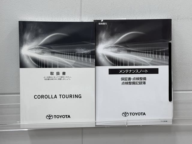 メンテナンスノート、取扱説明書ですね。　車の情報が凝縮されています。　車の整備記録が記載されている大事な物ですよ。