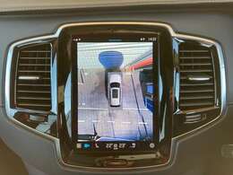 4台のカメラにより自車を真上から見下ろしているようなバードアイ映像を作成し、ディスプレイに表示するとともに、ボディサイドに埋め込まれたセンサーで側方の障害物を検知して警告音でドライバーの注意を喚起。