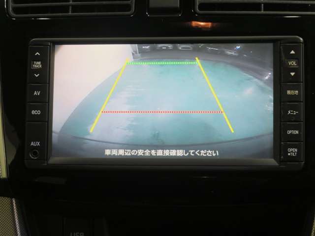 車両後方の映像を映すバックモニター。進路を確認しながら安全に車庫入れできます。