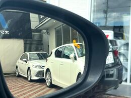 【ブラインドスポットモニター】走行中、ドアミラーの死角になりやすい箇所に後続車が接近するとサイドミラーのレンズに警告を表示！ドライバーに注意喚起をしてくれます。