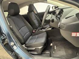 各種ブランドのシートカバーの取り扱いもございます。また、弊社オリジナルフロアマットもご用意しております。自慢の愛車をアレンジしてみてはいかがでしょうか。