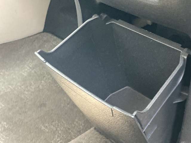 運転席・助手席の間の足元には小物を収納することが出来るスペースがございます。