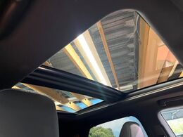 【大型サンルーフ】車内の解放感が一気に上がる大型のパノラマルーフ！季節を問わず開放的で快適なドライブをお楽しみいただけます。流通量も少なく希少価値の高い人気の装備です♪