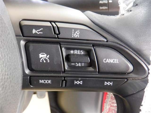 レーダークルーズコントロール(全車速追従機能付)付きです。車速に応じて追従支援してくれるので、ロングドライブも快適です。詳細は販売店スタッフまでおたずねください。