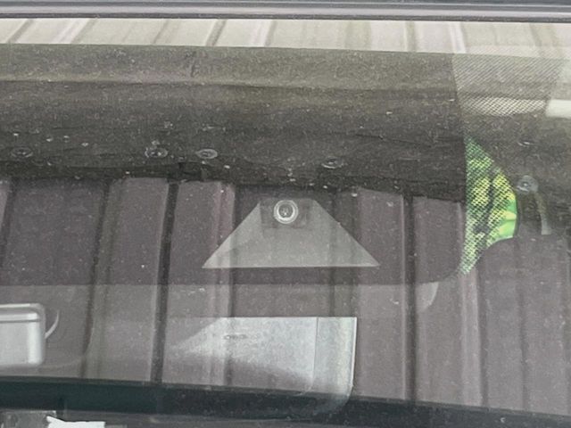 【エマージェンシーブレーキ】走行中に前方の車両等を認識し、衝突しそうな時は警報とブレーキで衝突回避と被害軽減をアシスト。より安全にドライブをお楽しみいただけます。
