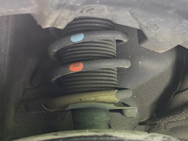 お車を安心してお乗りいただく為には、足回りの定期点検が欠かせません。サービスサポート（有償保証）では無料点検もご提供しており、安心のカーライフをお過ごしいただけるサポート体制が整っています。
