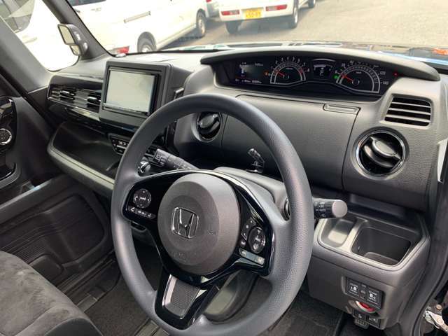 ☆ステアリングスイッチ付きで、運転中もラクラク操作☆