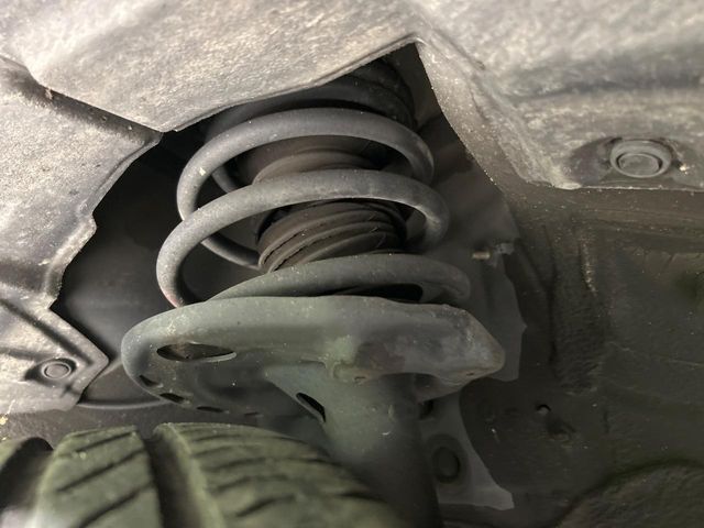 お車を安心してお乗りいただく為には、足回りの定期点検が欠かせません。サービスサポート（有償保証）では無料点検もご提供しており、安心のカーライフをお過ごしいただけるサポート体制が整っています。