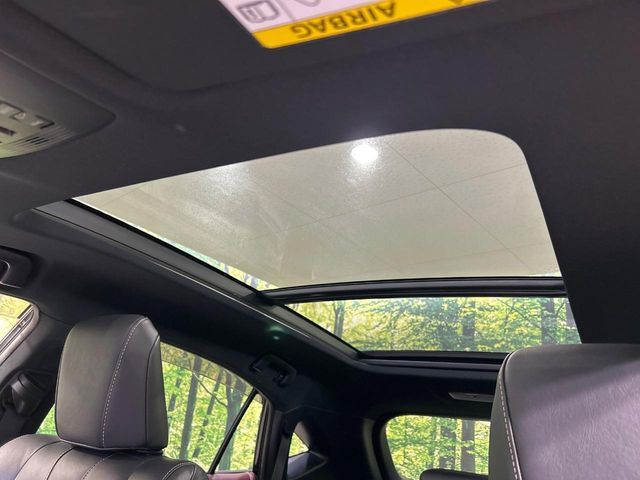 【大型サンルーフ】車内の解放感が一気に上がる大型のパノラマルーフ！季節を問わず開放的で快適なドライブをお楽しみいただけます。流通量も少なく希少価値の高い人気の装備です♪