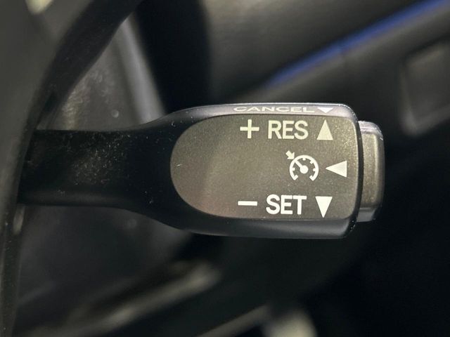 【クルーズコントロール】高速道路もラクラク走行。アクセルを離しても一定速度で走行ができ、長距離運転時の負担を軽減！加速・減速も簡単なスイッチ操作で調整できます。