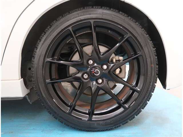 【タイヤ・ホイール】タイヤサイズ205/45R17のスタッドレスタイヤが付いています。