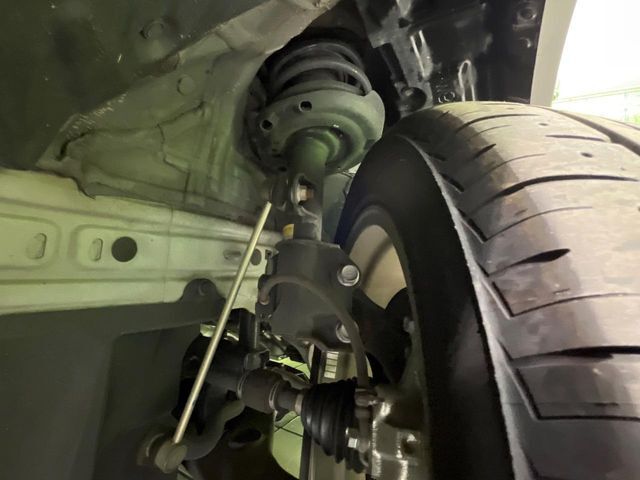 お車を安心してお乗りいただく為には、足回りの定期点検が欠かせません。サービスサポート（有償保証）では無料点検もご提供しており、安心のカーライフをお過ごしいただけるサポート体制が整っています。