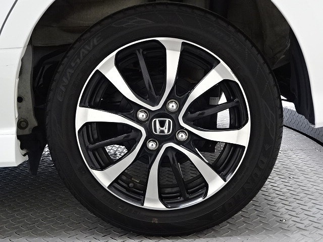 アルミホイールはホンダ純正なので安心！しかも車のデザインにもマッチしています。
