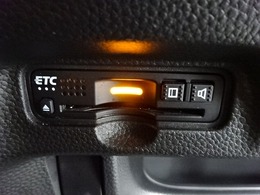 デザインスッキリのビルトイン『ETC』！高速道路の特典はもちろん、キャッシュレスなので料金所では徐行するだけで通過可能です！
