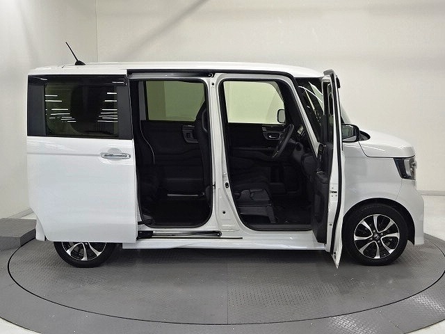 Honda独自のセンタータンクレイアウト、低床設計で床が低くドアも大きく開きますので、女性やお子様、ご年配の方にも一段と乗り降りがしやすくなっています。