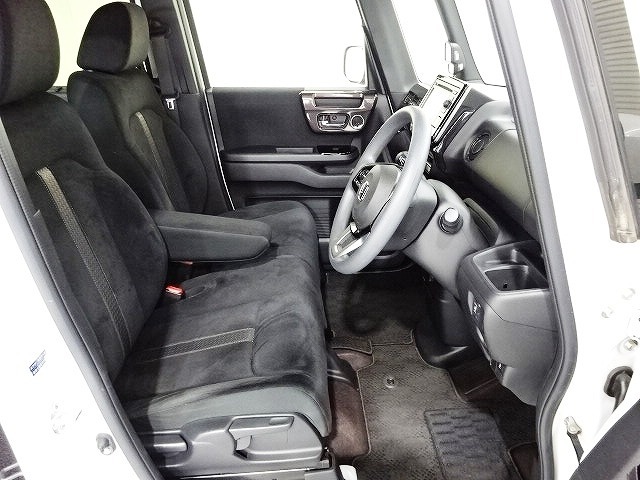 フロントシートはベンチシートです、運転席と助手席の移動が簡単です。真ん中にはアームレストも装備されています！ また運転席シートの高さも調整できます。
