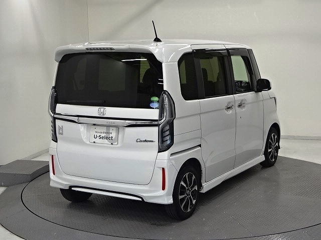 プライバシーガラスが装備されています。外を見るときには気にならずに、後方車両からは車内が見えにくい設計です、周りを気にせず、快適に運転できますよ。