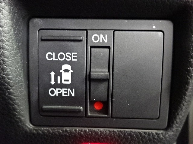 運転席からもスライドドアをボタン操作でスピーディーに開閉できます！またスマートキーでも操作できるので便利です。