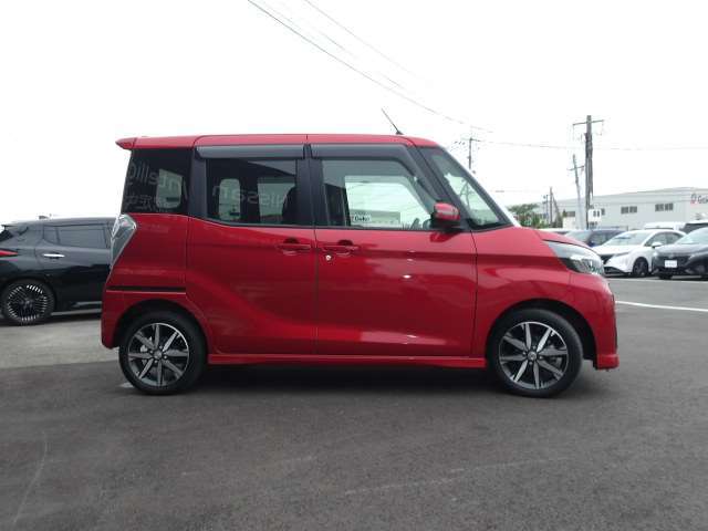 両側スライドドアですので、狭い駐車場での、乗り降りも、しやすく便利です。