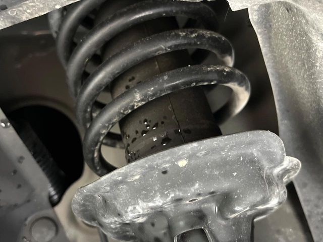お車を安心してお乗りいただく為には、足回りの定期点検が欠かせません。サービスサポート（有償保証）では無料点検もご提供しており、安心のカーライフをお過ごしいただけるサポート体制が整っています。