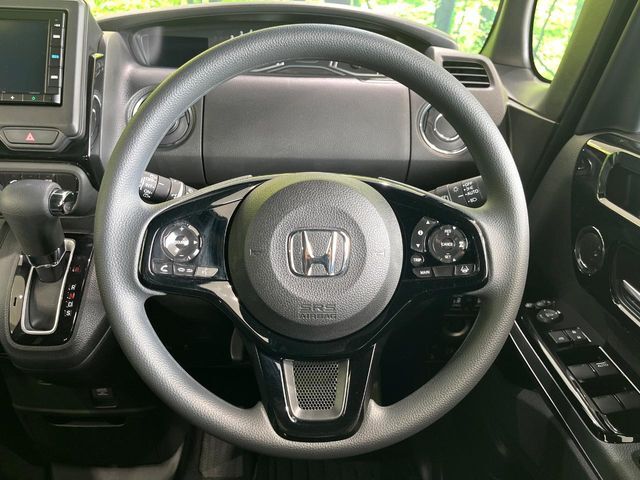 【ステアリングスイッチ】運転中、前方から目線をそらすことなく、オーディオ等の操作が可能な便利機能！安心＆快適なドライブを演出してくれます♪