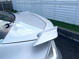 【リヤスポイラー】スポーツカーらしさがグッと引き立つリヤスポイラーを装着♪高速走行時のスタビリティ（走行安定性）向上に役立ちます。