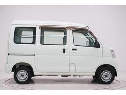 県内13店舗にて常時500台以上ダイハツ車を展示中です。見て、触って、納得のいく一台をぜひ見つけてください。