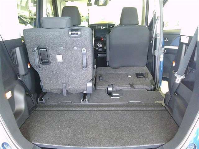 後部座席を倒すと広々とした荷室に早代わり！！大きなものもバッチリ入りますよ！！