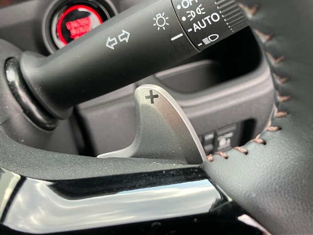 運転席の手元でシフトアップシフトダウンの操作が可能なパドルシフトを装備しています♪