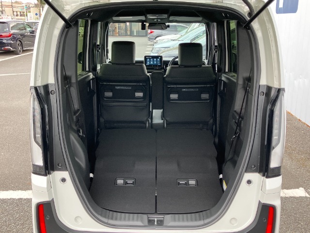 シートを倒せば大きな荷物も積み込み可能です！！
