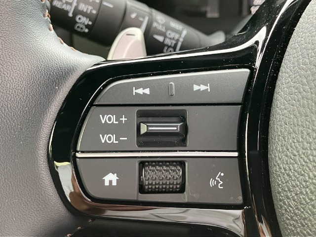 視点を変えることなくハンドルの手元で音量調整やチャンネル変更などが操作できます！！