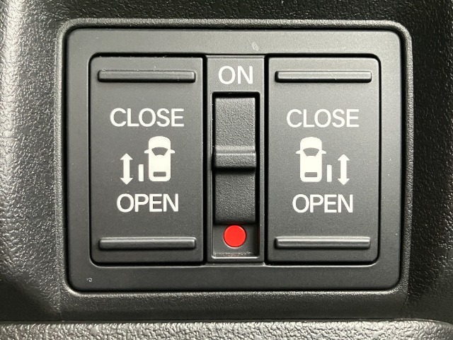 両側電動スライドドアです。リモコンや運転席スイッチ、ドアハンドルの操作で自動開閉。お子様を抱き抱えている時や荷物の多いときなどに便利です！！