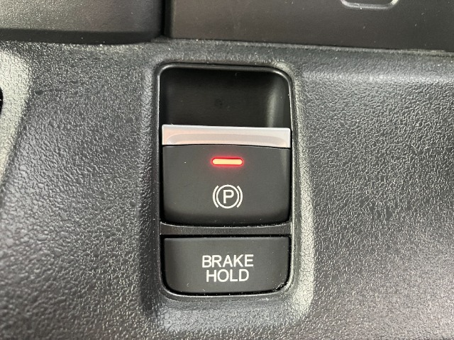 電子制御パーキングブレーキを採用！発進時にアクセルを踏めば自動的に解除されます（※運転席のシートベルトが装着されている時のみ作動）