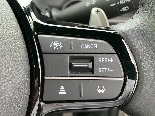 予め設定した速度で定速走行。先行車に近づいたら、システムが先行車との距離や速度差を測定し、自動的に加減速。適切な車間距離を維持しながら追従走行します。