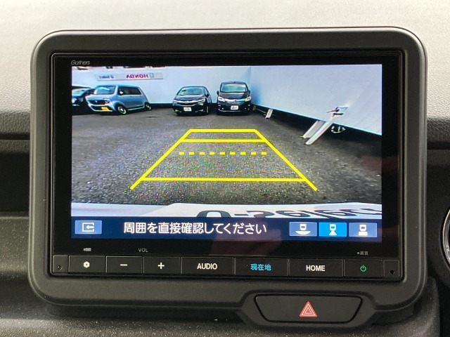 バックでの駐車が苦手な方や運転にあまり自信のない方でも後方の視界をしっかりサポート。安心して車庫入れが出来るバックカメラを装備しています！