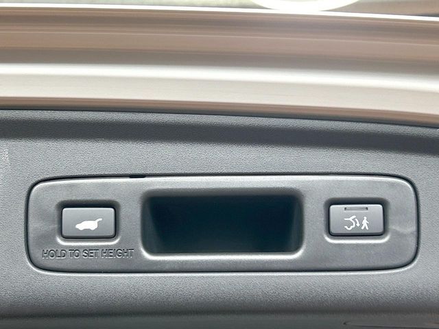 【パワーバックドア】スマートキーや運転席のボタンを押すだけでリアゲートが自動で開閉します！荷物を持っている時や、高い位置にあるバックドアを閉める際に便利な機能です♪