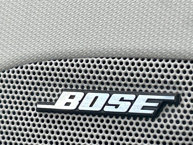 【BOSEサウンドシステム】メーカーオプションの高品位サウンドシステムを搭載。専用のチューニングが施された大小様々なスピーカーから良質なサウンドが奏でられ、臨場感あふれる音響空間を演出します。