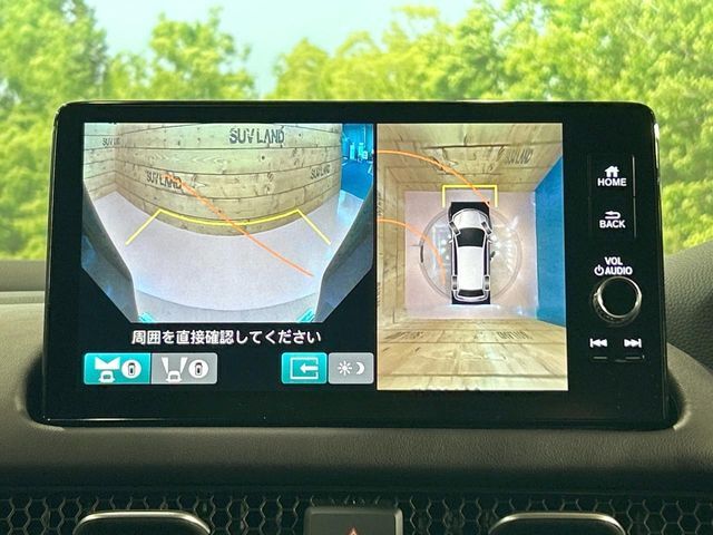 【マルチビューカメラシステム】専用のカメラにより、上から見下ろしたような視点で360度クルマの周囲を確認することができます☆死角部分も確認しやすく、狭い場所での切り返しや駐車もスムーズに行えます。